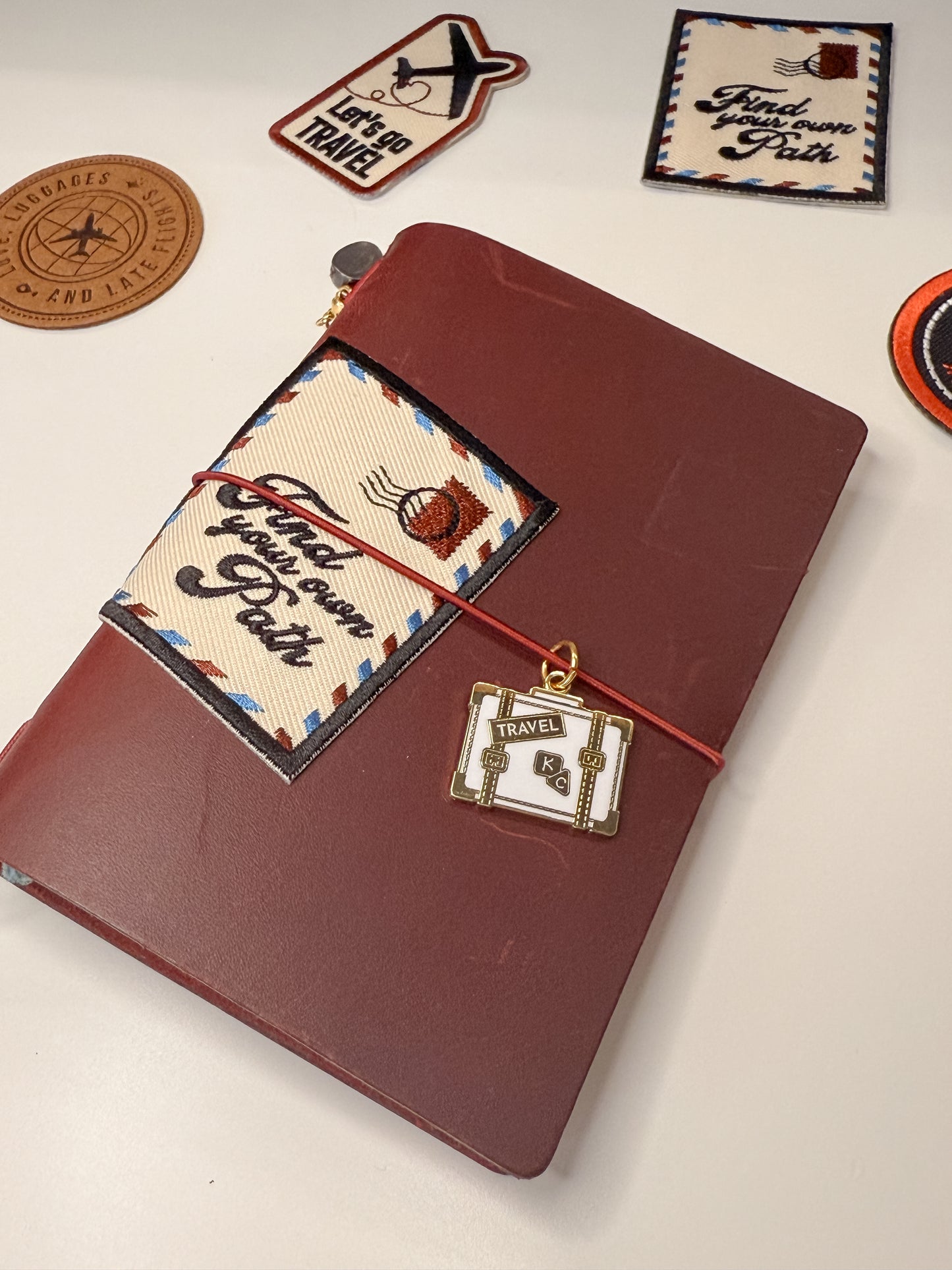 Kolour Cafe - Travel suitcase - Charm/keychain