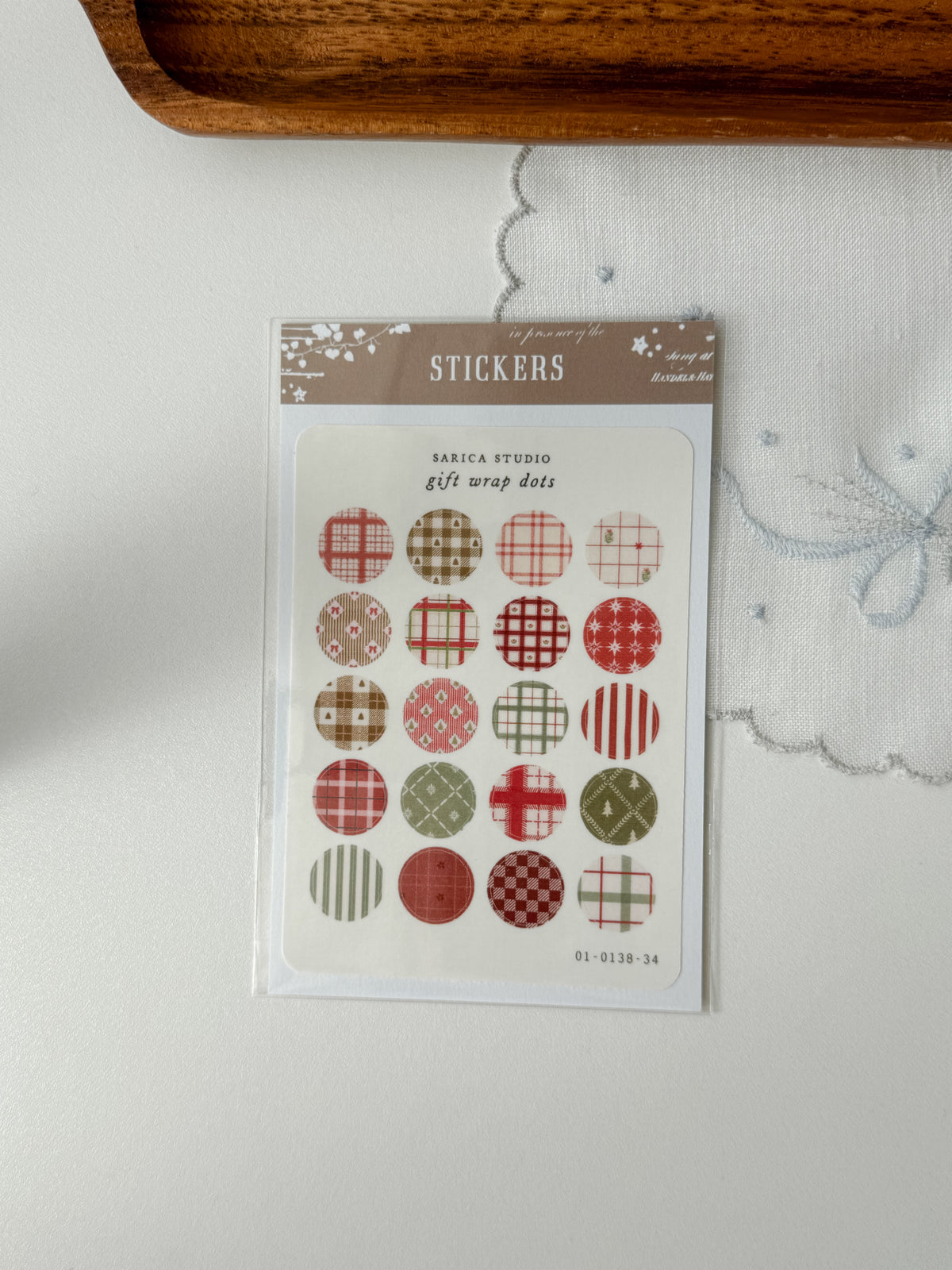 Sarica Studio - gift wrap dots